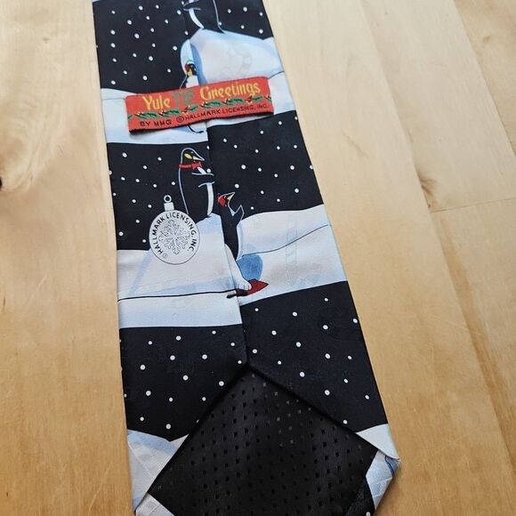 Christmas Tie Hallmark Yule Tie Polar Bear & Penguins - Picture 3 of 9